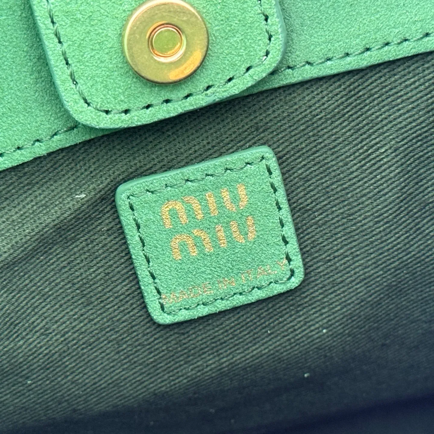 p1460💋💋💋[Original leather configuration counter complete package] Miu Japanese pop-up new tote bag, top-grade imported cowhide, high-end leather texture, elegant and retro, soft but not collapsed, with metal lock pendant, casual and lazy temperament, full of sweet and cool style, hand-sewn leather logo, details are online, suitable for commuting and shopping, practicality MAX, model: 5be098 Size: 28X 22.5X 12cm