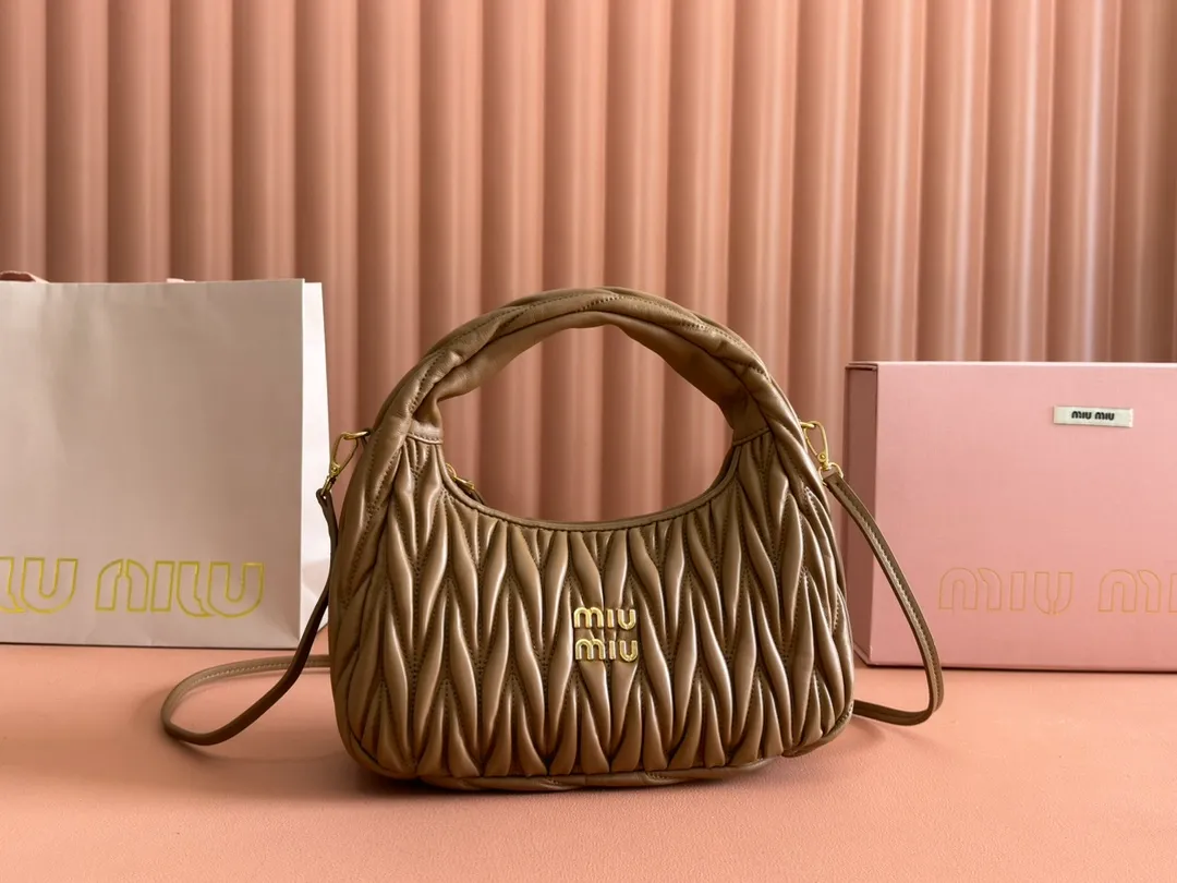 p1660💋💋💋 Equipped with a full set of packaging at the counter [Super Grade Hardware Original Leather] Wander Matelasse Sheep Leather Hobo Mini Handbag/Crossbody ~ Caramel Sheep Leather Wander handbag has become one of the classic accessories. This mini handbag is made of Matalasse sheep leather, using exquisite craftsmanship to create a three-dimensional effect, showing exquisite elegance. Presenting the Hobo bag style, blending retro style and modern elegance, it has become a new synonym for modern femininity. ～Golden hardware ～Zipper closure ～Metal lettering logo on the front ～Cotton satin lining Size: W25×H18×D5.5cm Number: 5BP306