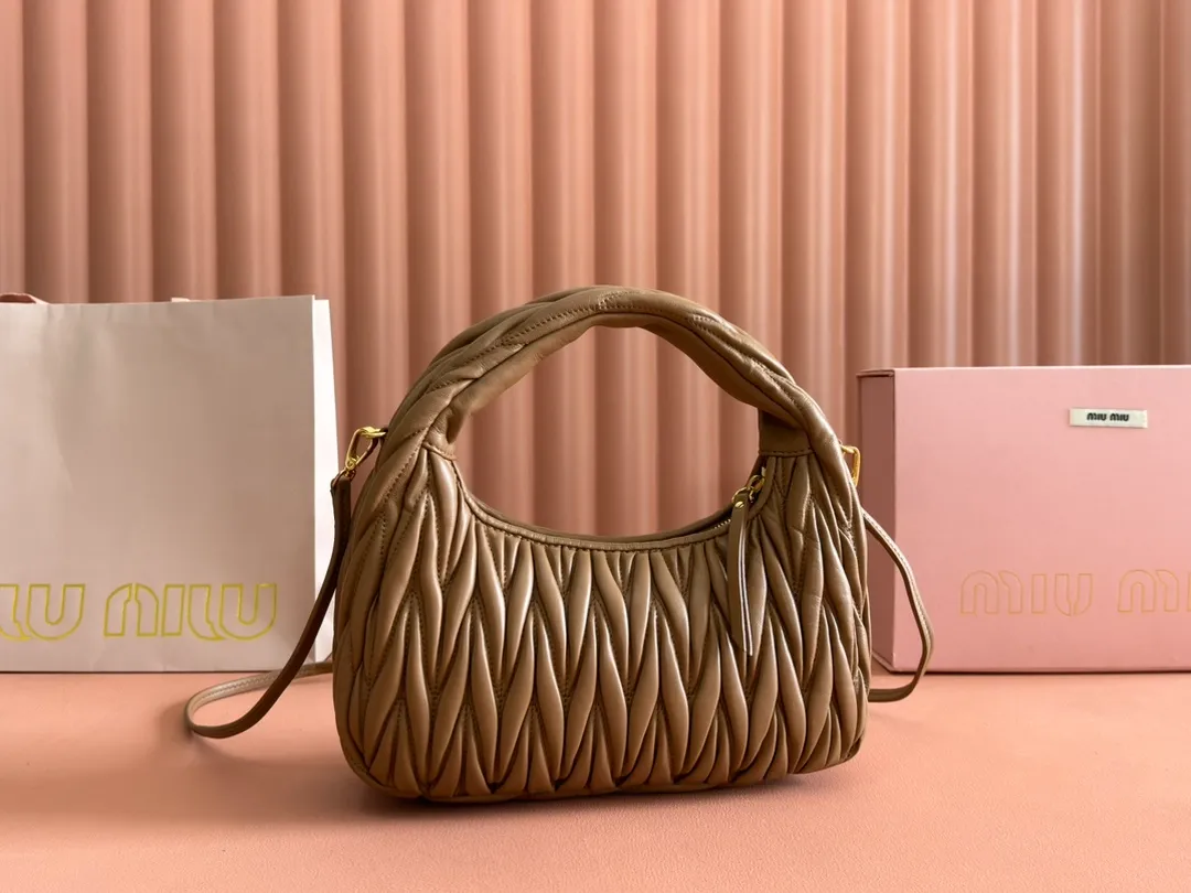 p1660💋💋💋 Equipped with a full set of packaging at the counter [Super Grade Hardware Original Leather] Wander Matelasse Sheep Leather Hobo Mini Handbag/Crossbody ~ Caramel Sheep Leather Wander handbag has become one of the classic accessories. This mini handbag is made of Matalasse sheep leather, using exquisite craftsmanship to create a three-dimensional effect, showing exquisite elegance. Presenting the Hobo bag style, blending retro style and modern elegance, it has become a new synonym for modern femininity. ～Golden hardware ～Zipper closure ～Metal lettering logo on the front ～Cotton satin lining Size: W25×H18×D5.5cm Number: 5BP306