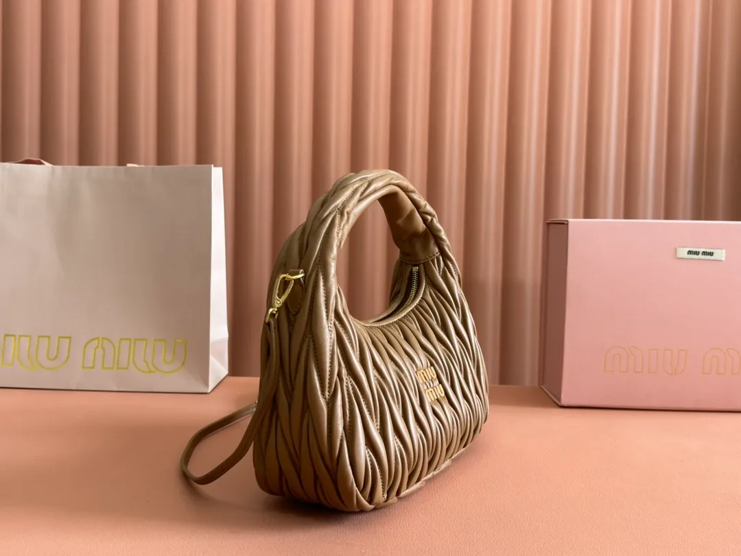 p1660💋💋💋 Equipped with a full set of packaging at the counter [Super Grade Hardware Original Leather] Wander Matelasse Sheep Leather Hobo Mini Handbag/Crossbody ~ Caramel Sheep Leather Wander handbag has become one of the classic accessories. This mini handbag is made of Matalasse sheep leather, using exquisite craftsmanship to create a three-dimensional effect, showing exquisite elegance. Presenting the Hobo bag style, blending retro style and modern elegance, it has become a new synonym for modern femininity. ～Golden hardware ～Zipper closure ～Metal lettering logo on the front ～Cotton satin lining Size: W25×H18×D5.5cm Number: 5BP306