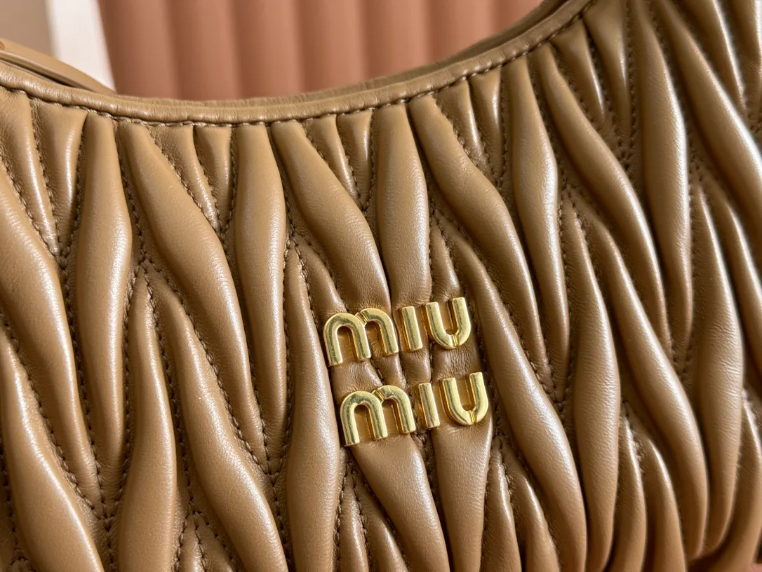 p1660💋💋💋 Equipped with a full set of packaging at the counter [Super Grade Hardware Original Leather] Wander Matelasse Sheep Leather Hobo Mini Handbag/Crossbody ~ Caramel Sheep Leather Wander handbag has become one of the classic accessories. This mini handbag is made of Matalasse sheep leather, using exquisite craftsmanship to create a three-dimensional effect, showing exquisite elegance. Presenting the Hobo bag style, blending retro style and modern elegance, it has become a new synonym for modern femininity. ～Golden hardware ～Zipper closure ～Metal lettering logo on the front ～Cotton satin lining Size: W25×H18×D5.5cm Number: 5BP306