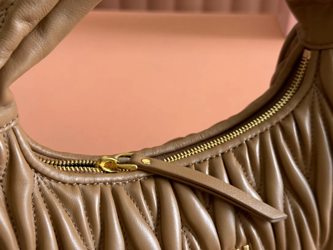 p1660💋💋💋 Equipped with a full set of packaging at the counter [Super Grade Hardware Original Leather] Wander Matelasse Sheep Leather Hobo Mini Handbag/Crossbody ~ Caramel Sheep Leather Wander handbag has become one of the classic accessories. This mini handbag is made of Matalasse sheep leather, using exquisite craftsmanship to create a three-dimensional effect, showing exquisite elegance. Presenting the Hobo bag style, blending retro style and modern elegance, it has become a new synonym for modern femininity. ～Golden hardware ～Zipper closure ～Metal lettering logo on the front ～Cotton satin lining Size: W25×H18×D5.5cm Number: 5BP306