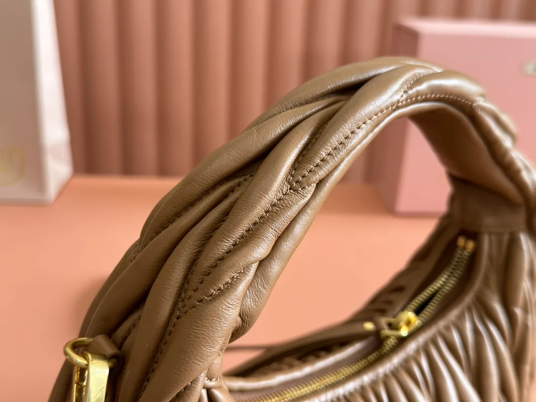 p1660💋💋💋 Equipped with a full set of packaging at the counter [Super Grade Hardware Original Leather] Wander Matelasse Sheep Leather Hobo Mini Handbag/Crossbody ~ Caramel Sheep Leather Wander handbag has become one of the classic accessories. This mini handbag is made of Matalasse sheep leather, using exquisite craftsmanship to create a three-dimensional effect, showing exquisite elegance. Presenting the Hobo bag style, blending retro style and modern elegance, it has become a new synonym for modern femininity. ～Golden hardware ～Zipper closure ～Metal lettering logo on the front ～Cotton satin lining Size: W25×H18×D5.5cm Number: 5BP306