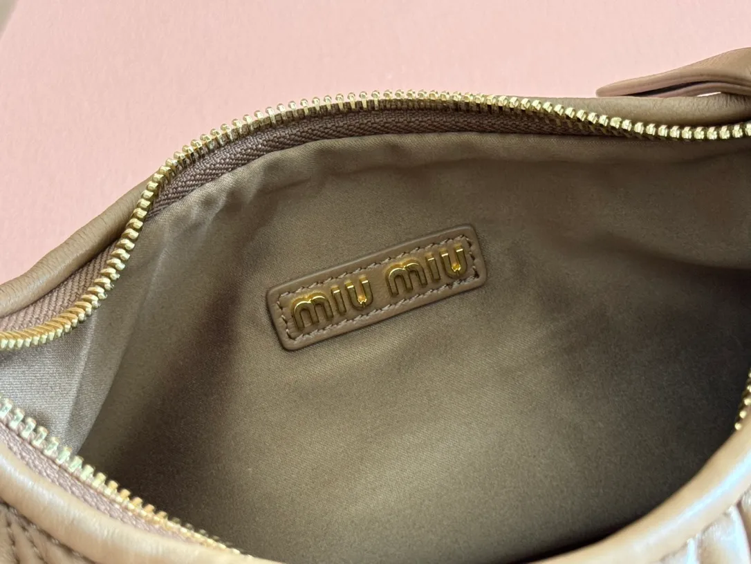 p1660💋💋💋 Equipped with a full set of packaging at the counter [Super Grade Hardware Original Leather] Wander Matelasse Sheep Leather Hobo Mini Handbag/Crossbody ~ Caramel Sheep Leather Wander handbag has become one of the classic accessories. This mini handbag is made of Matalasse sheep leather, using exquisite craftsmanship to create a three-dimensional effect, showing exquisite elegance. Presenting the Hobo bag style, blending retro style and modern elegance, it has become a new synonym for modern femininity. ～Golden hardware ～Zipper closure ～Metal lettering logo on the front ～Cotton satin lining Size: W25×H18×D5.5cm Number: 5BP306