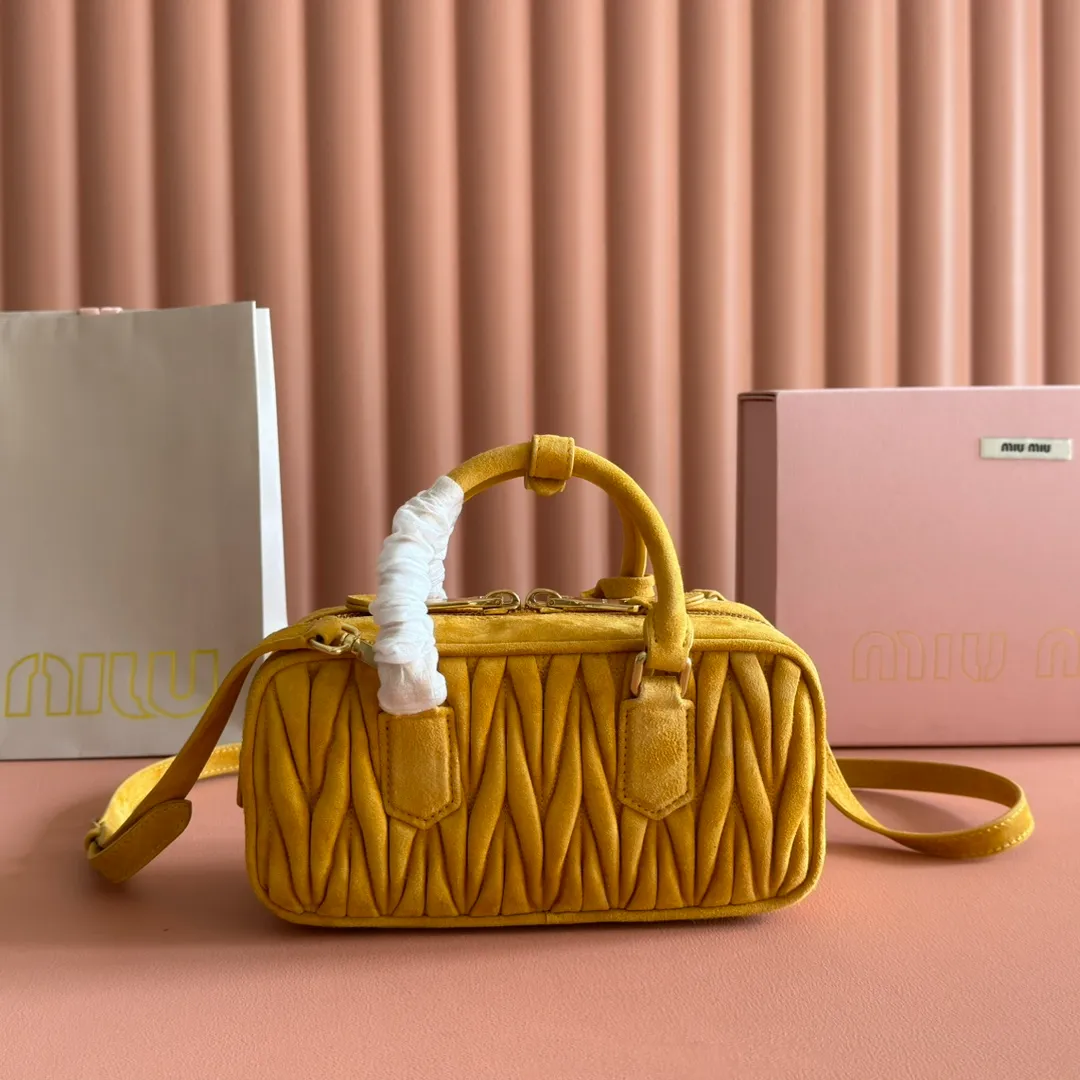 p1700💋💋💋【Configuring full counter package】MIU MIU Miu Miu wrinkled nubuck leather Miu Miu women's Arcadia cowhide handbag crossbody bag👝The lightweight padding design makes the handbag look fuller and shows a cosmopolitan style. The letter logo, which echoes the finish of the metal hardware, straddles the line between function and decoration, giving this handbag a unique aesthetic and classic feel. Size: 22✖️10.5✖️7.5cm Style number: 5bb142
