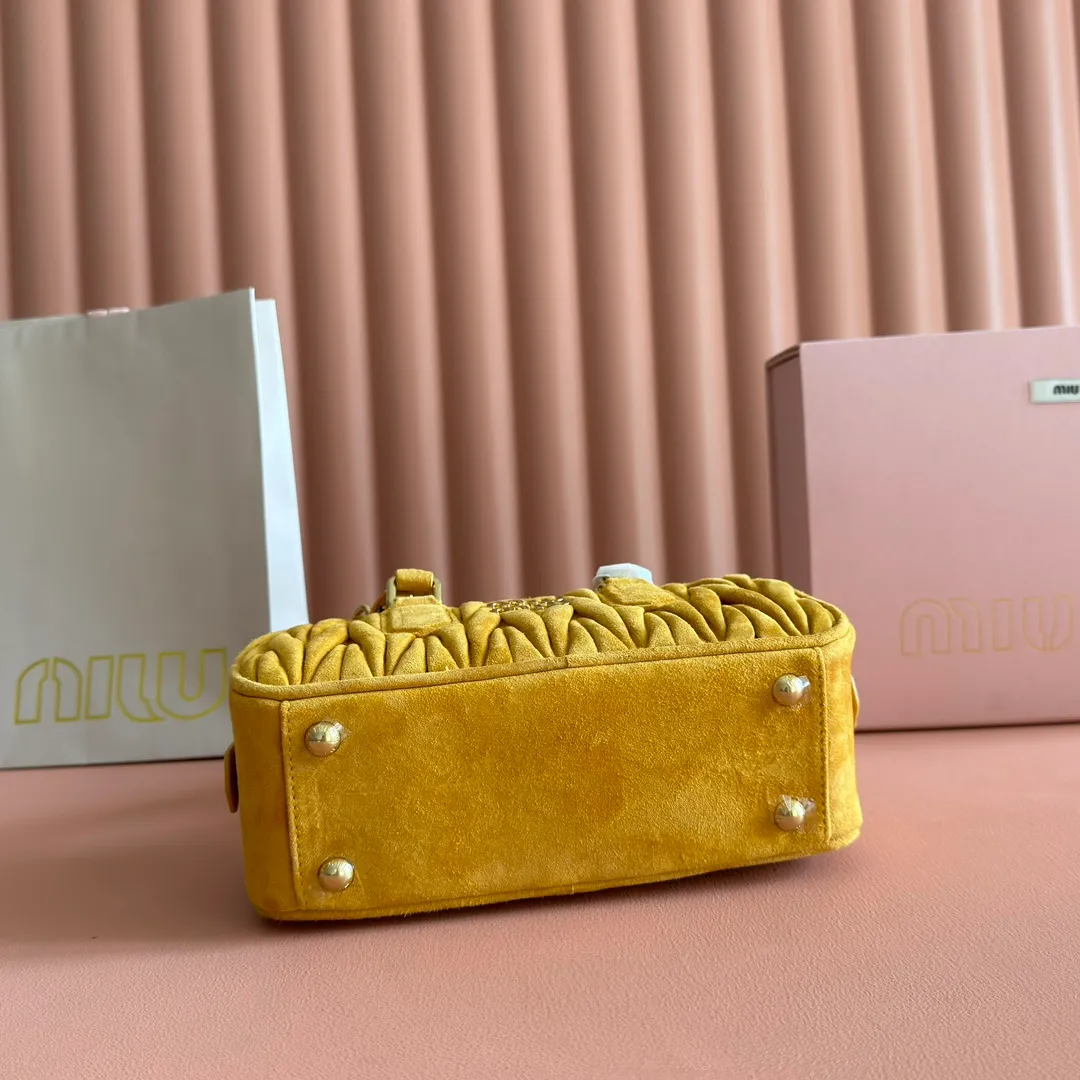 p1700💋💋💋【Configuring full counter package】MIU MIU Miu Miu wrinkled nubuck leather Miu Miu women's Arcadia cowhide handbag crossbody bag👝The lightweight padding design makes the handbag look fuller and shows a cosmopolitan style. The letter logo, which echoes the finish of the metal hardware, straddles the line between function and decoration, giving this handbag a unique aesthetic and classic feel. Size: 22✖️10.5✖️7.5cm Style number: 5bb142