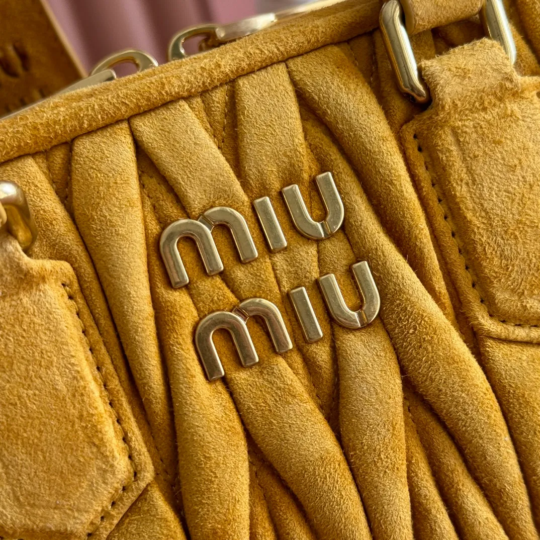 p1700💋💋💋【Configuring full counter package】MIU MIU Miu Miu wrinkled nubuck leather Miu Miu women's Arcadia cowhide handbag crossbody bag👝The lightweight padding design makes the handbag look fuller and shows a cosmopolitan style. The letter logo, which echoes the finish of the metal hardware, straddles the line between function and decoration, giving this handbag a unique aesthetic and classic feel. Size: 22✖️10.5✖️7.5cm Style number: 5bb142
