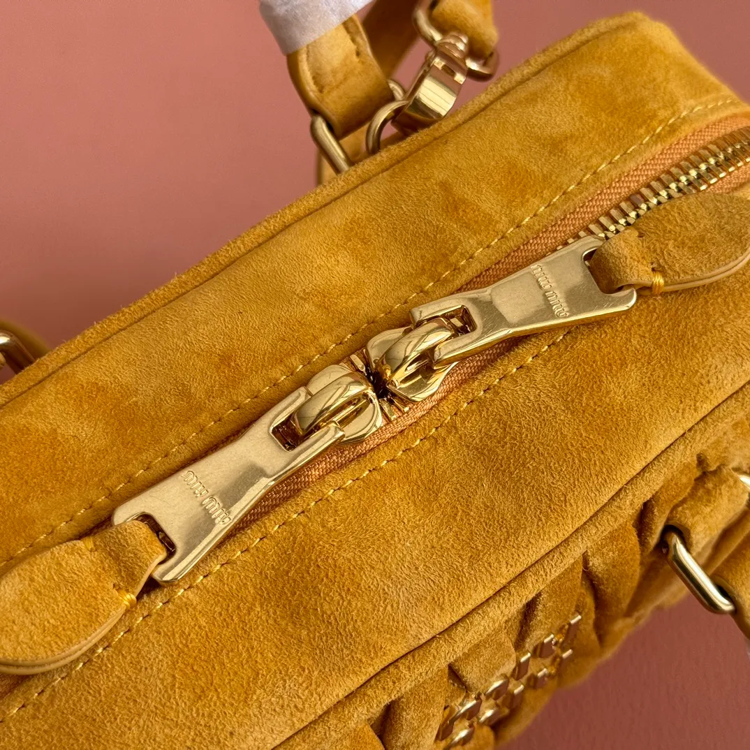 p1700💋💋💋【Configuring full counter package】MIU MIU Miu Miu wrinkled nubuck leather Miu Miu women's Arcadia cowhide handbag crossbody bag👝The lightweight padding design makes the handbag look fuller and shows a cosmopolitan style. The letter logo, which echoes the finish of the metal hardware, straddles the line between function and decoration, giving this handbag a unique aesthetic and classic feel. Size: 22✖️10.5✖️7.5cm Style number: 5bb142