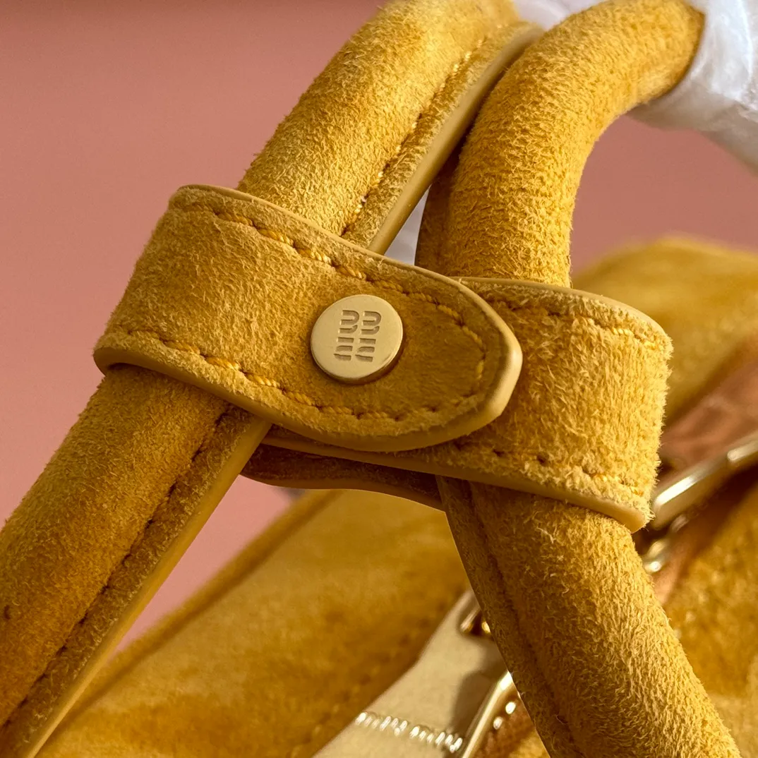 p1700💋💋💋【Configuring full counter package】MIU MIU Miu Miu wrinkled nubuck leather Miu Miu women's Arcadia cowhide handbag crossbody bag👝The lightweight padding design makes the handbag look fuller and shows a cosmopolitan style. The letter logo, which echoes the finish of the metal hardware, straddles the line between function and decoration, giving this handbag a unique aesthetic and classic feel. Size: 22✖️10.5✖️7.5cm Style number: 5bb142