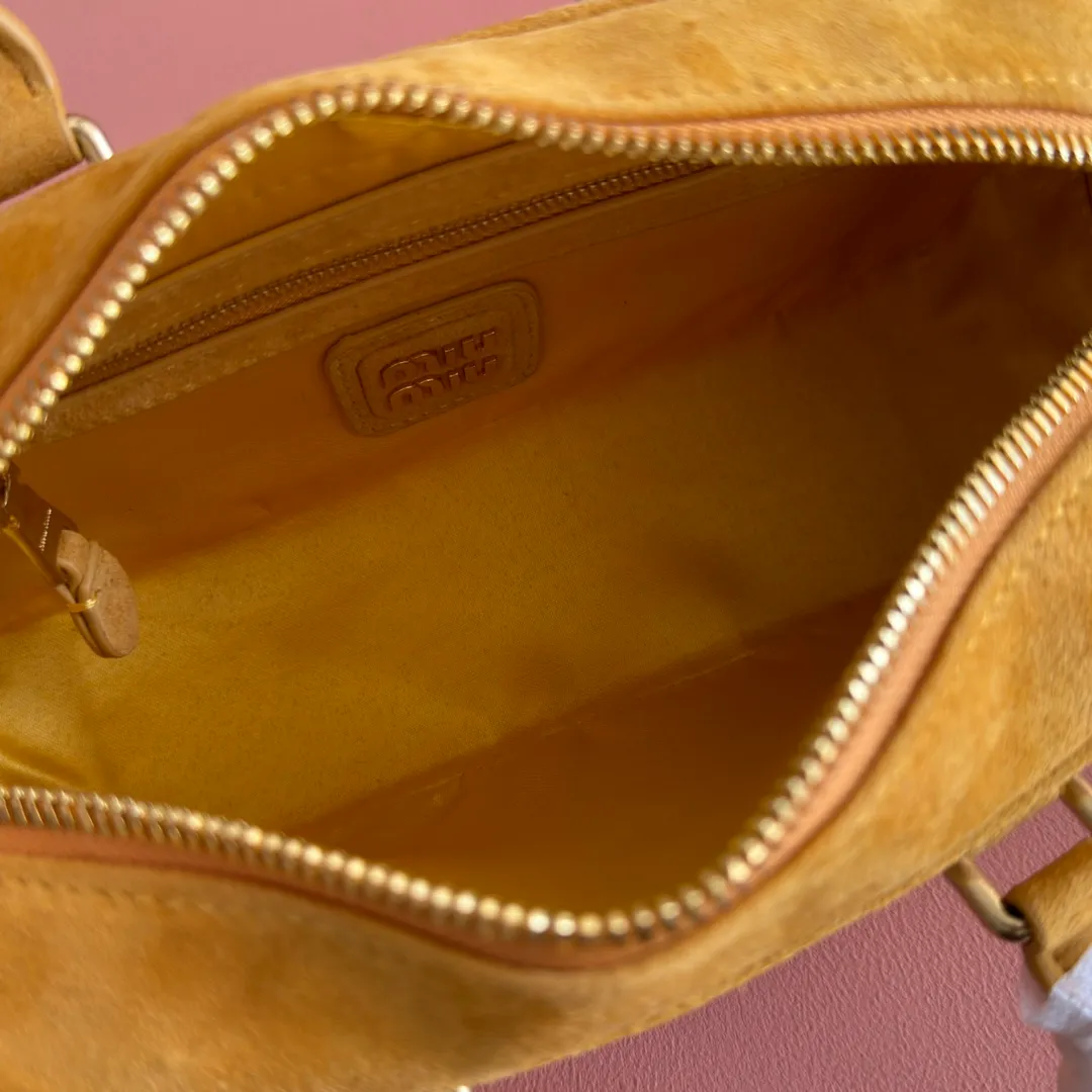 p1700💋💋💋【Configuring full counter package】MIU MIU Miu Miu wrinkled nubuck leather Miu Miu women's Arcadia cowhide handbag crossbody bag👝The lightweight padding design makes the handbag look fuller and shows a cosmopolitan style. The letter logo, which echoes the finish of the metal hardware, straddles the line between function and decoration, giving this handbag a unique aesthetic and classic feel. Size: 22✖️10.5✖️7.5cm Style number: 5bb142