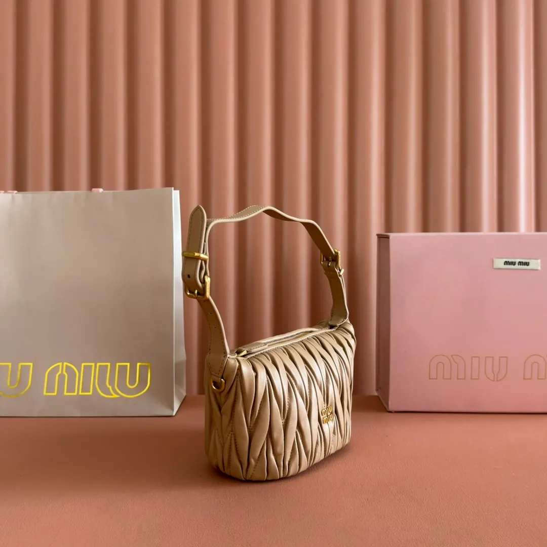 p1400💋💋💋【Configure full counter package】Matelassé Nappa lambskin pouch 5NE026_Miu Miu style symbol - the Matelassé pattern takes on a new look in this clutch bag, practical and functional design, suitable for hand-holding, with precious finishes and metal logo. ●With handle ●Zipper closure·Lined·Metal lettering logo Width: 15cm, Height: 8.5cm, Length: 8cm