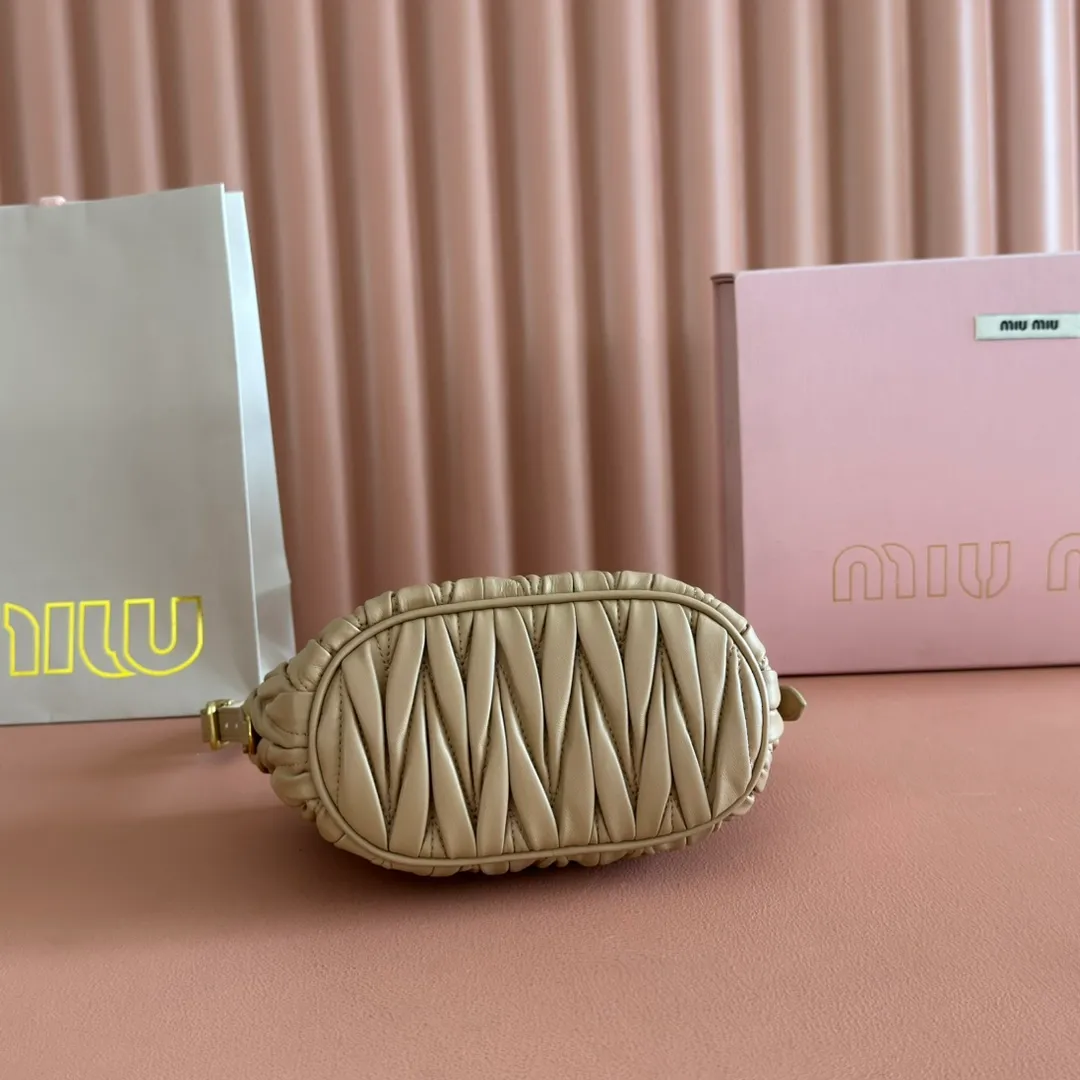 p1400💋💋💋【Configure full counter package】Matelassé Nappa lambskin pouch 5NE026_Miu Miu style symbol - the Matelassé pattern takes on a new look in this clutch bag, practical and functional design, suitable for hand-holding, with precious finishes and metal logo. ●With handle ●Zipper closure·Lined·Metal lettering logo Width: 15cm, Height: 8.5cm, Length: 8cm