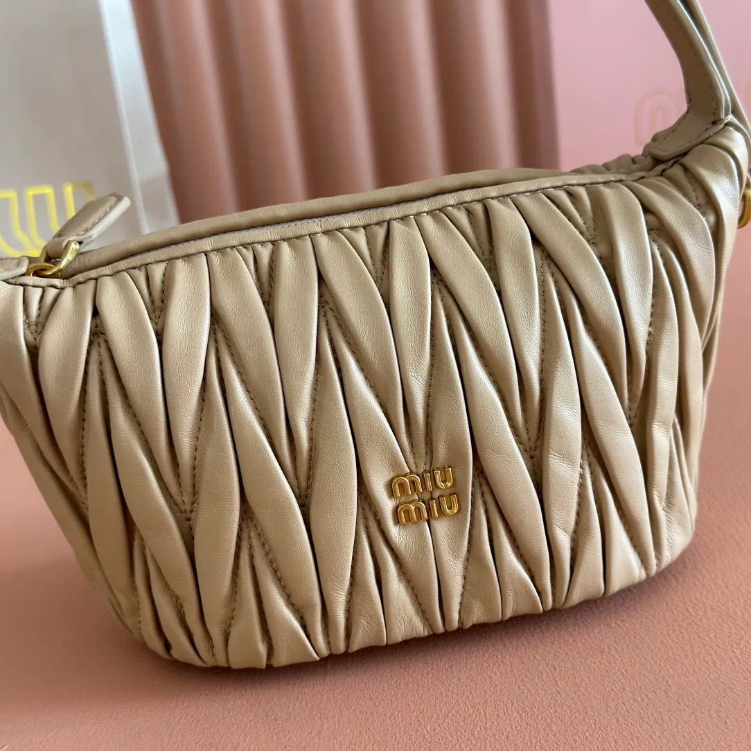 p1400💋💋💋【Configure full counter package】Matelassé Nappa lambskin pouch 5NE026_Miu Miu style symbol - the Matelassé pattern takes on a new look in this clutch bag, practical and functional design, suitable for hand-holding, with precious finishes and metal logo. ●With handle ●Zipper closure·Lined·Metal lettering logo Width: 15cm, Height: 8.5cm, Length: 8cm