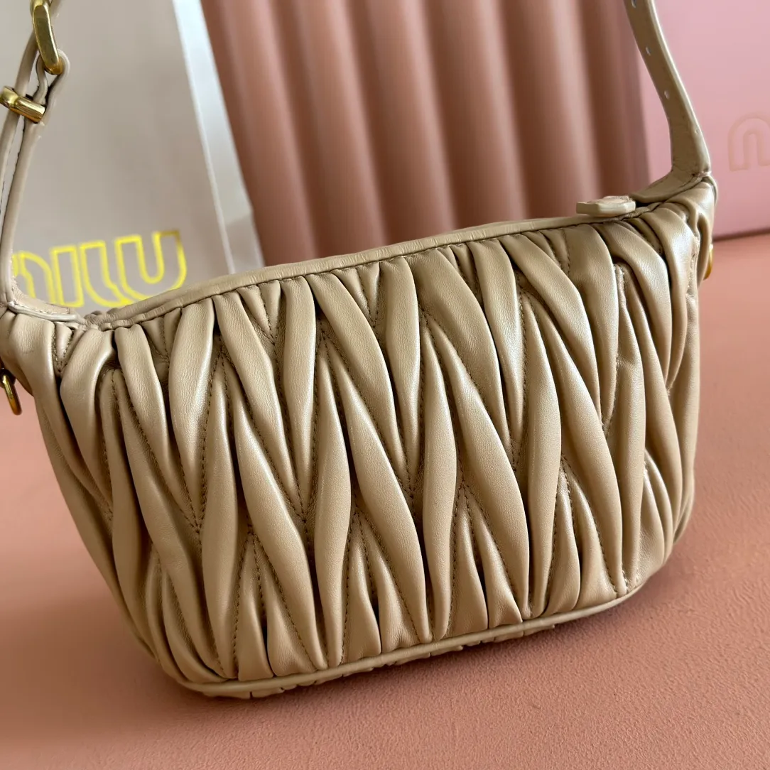 p1400💋💋💋【Configure full counter package】Matelassé Nappa lambskin pouch 5NE026_Miu Miu style symbol - the Matelassé pattern takes on a new look in this clutch bag, practical and functional design, suitable for hand-holding, with precious finishes and metal logo. ●With handle ●Zipper closure·Lined·Metal lettering logo Width: 15cm, Height: 8.5cm, Length: 8cm