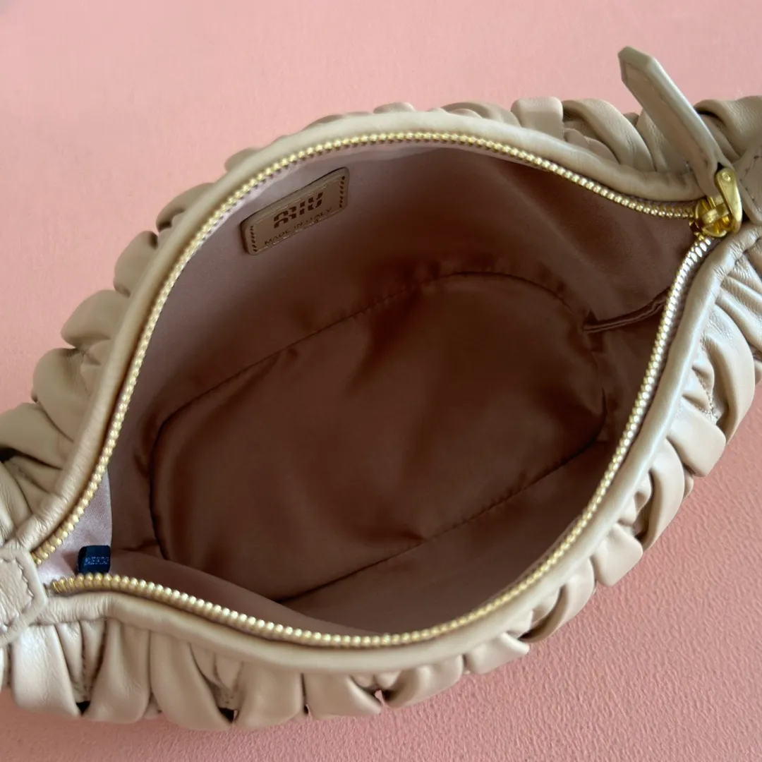 p1400💋💋💋【Configure full counter package】Matelassé Nappa lambskin pouch 5NE026_Miu Miu style symbol - the Matelassé pattern takes on a new look in this clutch bag, practical and functional design, suitable for hand-holding, with precious finishes and metal logo. ●With handle ●Zipper closure·Lined·Metal lettering logo Width: 15cm, Height: 8.5cm, Length: 8cm