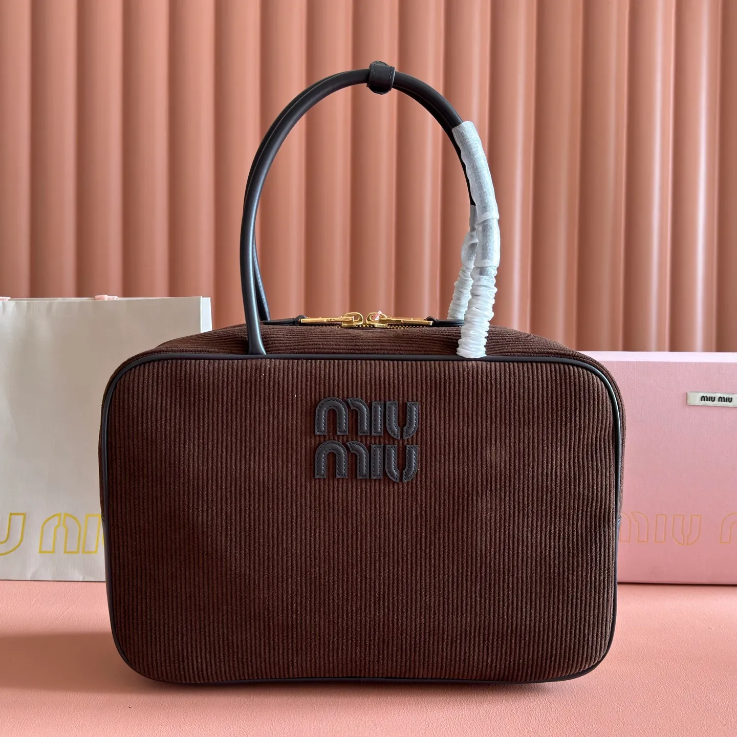 p1600. MIU's new product [original leather with counter packaging] Beau corduroy handbag/shoulder bag ~ sapphire blue [new version briefcase] 5bb117 This Beau handbag is made of soft and smooth cow leather, with exquisite details such as gold-plated hardware and accessories, and the embossed letter logo highlights the classic style. Size:W34×H23×D10cm