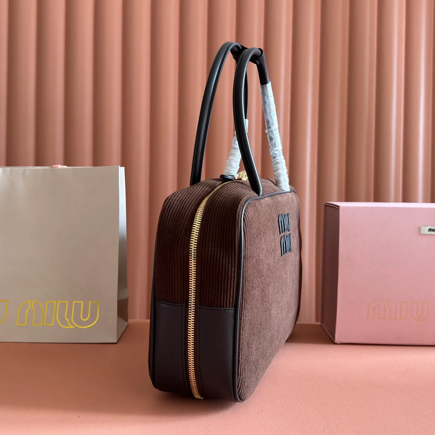 p1600. MIU's new product [original leather with counter packaging] Beau corduroy handbag/shoulder bag ~ sapphire blue [new version briefcase] 5bb117 This Beau handbag is made of soft and smooth cow leather, with exquisite details such as gold-plated hardware and accessories, and the embossed letter logo highlights the classic style. Size:W34×H23×D10cm