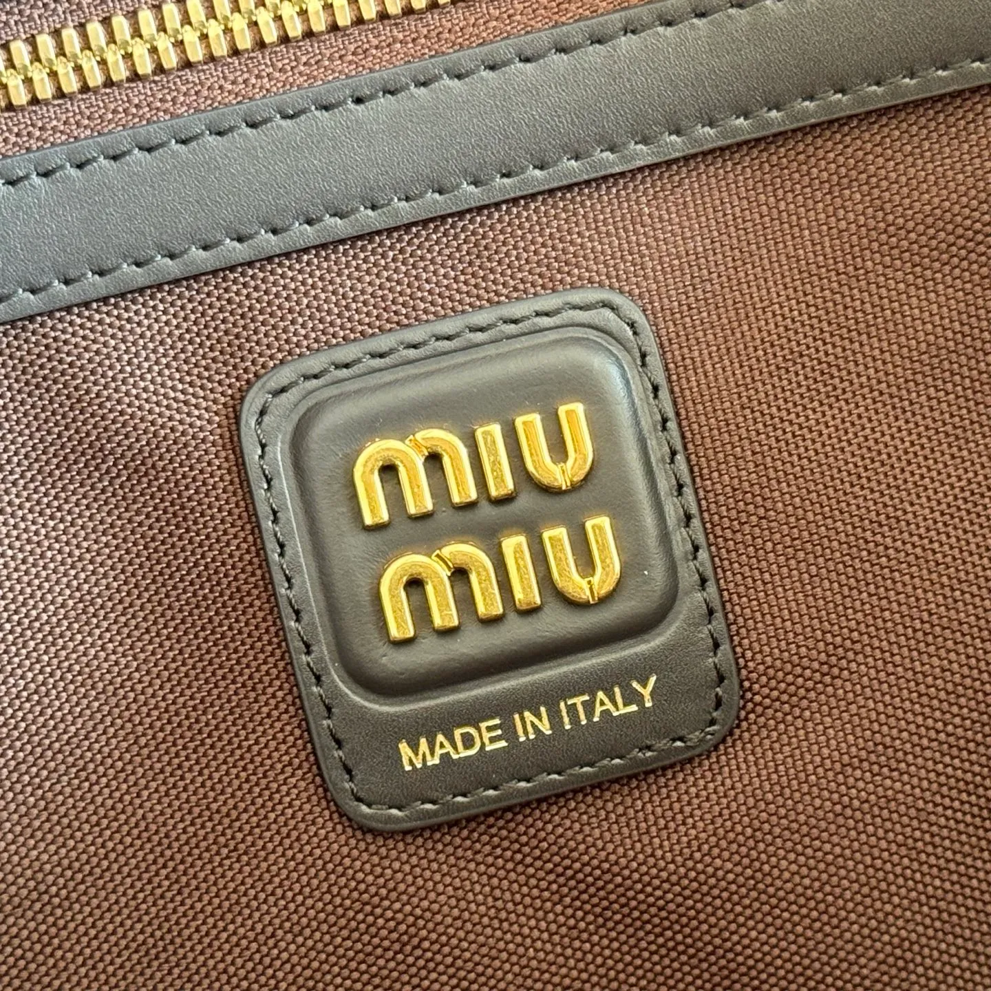 p1600. MIU's new product [original leather with counter packaging] Beau corduroy handbag/shoulder bag ~ sapphire blue [new version briefcase] 5bb117 This Beau handbag is made of soft and smooth cow leather, with exquisite details such as gold-plated hardware and accessories, and the embossed letter logo highlights the classic style. Size:W34×H23×D10cm