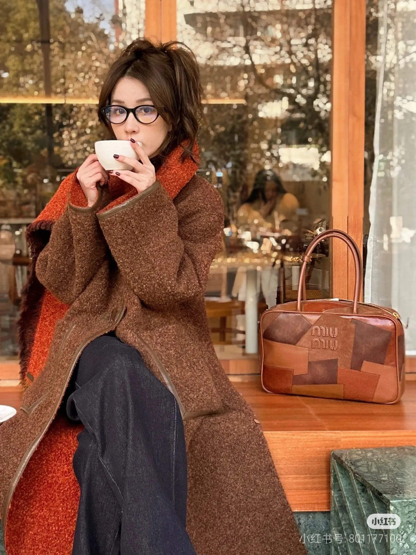 p2000. MIU's new product [original leather with counter packaging] Beau cow leather and sheep leather handbag/shoulder bag ~ brown color matching [new version briefcase] 5bb117 This Beau handbag is made of soft and smooth cow leather, with gold-plated hardware and other exquisite details that are particularly outstanding, and the embossed letter logo highlights the classic style. Size:W34×H23×D10cm