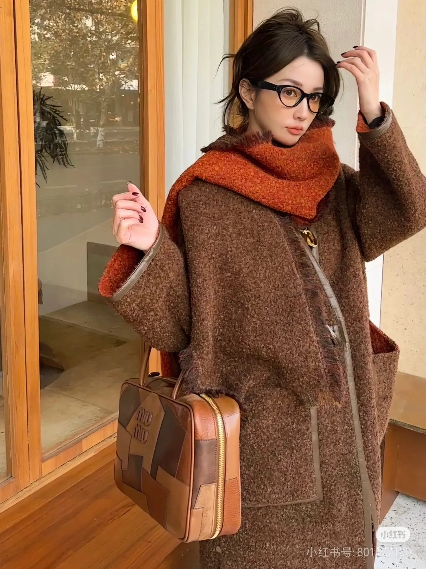 p2000. MIU's new product [original leather with counter packaging] Beau cow leather and sheep leather handbag/shoulder bag ~ brown color matching [new version briefcase] 5bb117 This Beau handbag is made of soft and smooth cow leather, with gold-plated hardware and other exquisite details that are particularly outstanding, and the embossed letter logo highlights the classic style. Size:W34×H23×D10cm