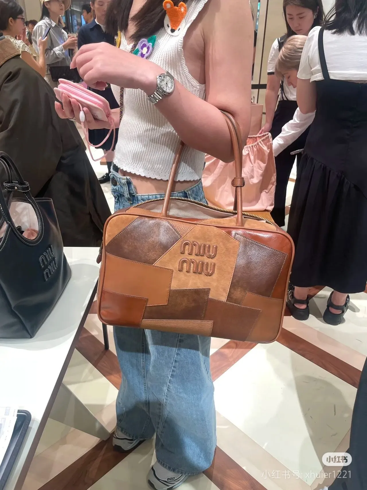 p2000. MIU's new product [original leather with counter packaging] Beau cow leather and sheep leather handbag/shoulder bag ~ brown color matching [new version briefcase] 5bb117 This Beau handbag is made of soft and smooth cow leather, with gold-plated hardware and other exquisite details that are particularly outstanding, and the embossed letter logo highlights the classic style. Size:W34×H23×D10cm