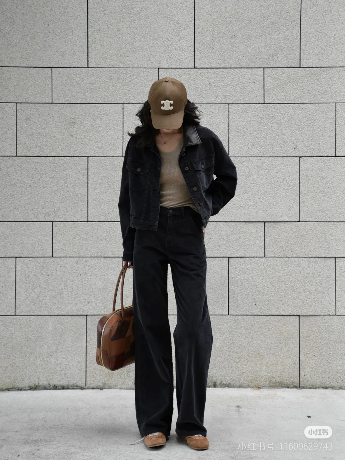 p2000. MIU's new product [original leather with counter packaging] Beau cow leather and sheep leather handbag/shoulder bag ~ brown color matching [new version briefcase] 5bb117 This Beau handbag is made of soft and smooth cow leather, with gold-plated hardware and other exquisite details that are particularly outstanding, and the embossed letter logo highlights the classic style. Size:W34×H23×D10cm