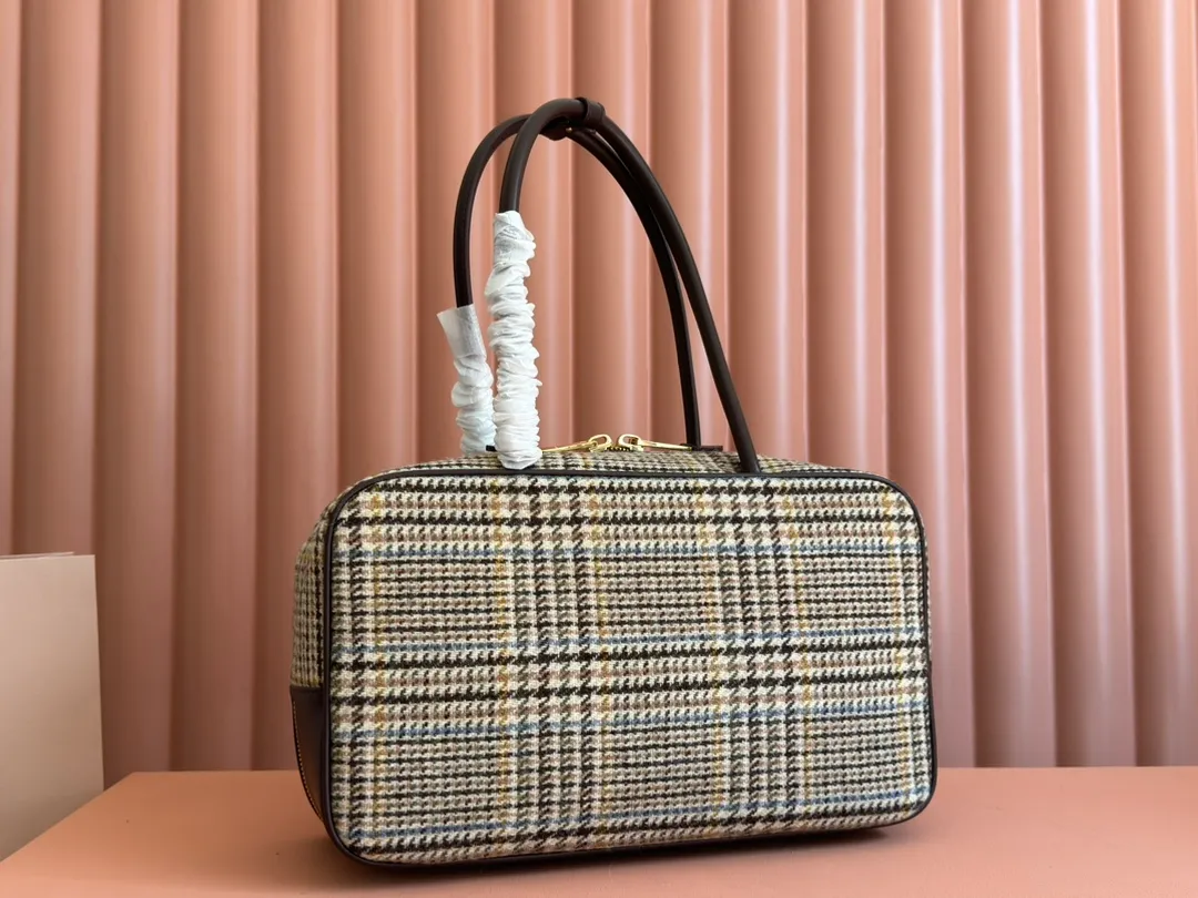 P1720. 💋💋💋[Original leather configuration and counter packaging] MiuMiu’s new houndstooth briefcase is a complete fusion of fashion and classic. It is the next big hit. Wool fabric is matched with calfskin. The texture is soft and durable. Compared with the full leather model, it is lighter and the color is more versatile. Regardless of appearance The practicality is amazing. The third-generation long handle design is easy to carry on the shoulder. The large design has sufficient capacity and can easily hold various necessities. It is a perfect choice whether for work or travel. The new satin lining is more beautiful and durable. Models: 5bb117, 5bb163. Size: 34X23X12cm.