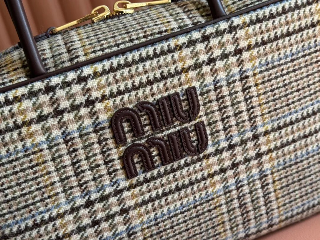 P1720. 💋💋💋[Original leather configuration and counter packaging] MiuMiu’s new houndstooth briefcase is a complete fusion of fashion and classic. It is the next big hit. Wool fabric is matched with calfskin. The texture is soft and durable. Compared with the full leather model, it is lighter and the color is more versatile. Regardless of appearance The practicality is amazing. The third-generation long handle design is easy to carry on the shoulder. The large design has sufficient capacity and can easily hold various necessities. It is a perfect choice whether for work or travel. The new satin lining is more beautiful and durable. Models: 5bb117, 5bb163. Size: 34X23X12cm.
