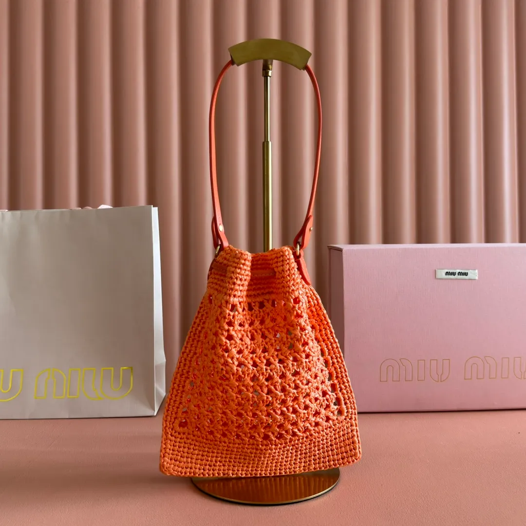 p1120💋💋💋【Full set of packaging at the counter】5ND016 new lucky bag woven bag, custom-made raffia imported from Japan, non-common PP grass on the market, the material is the same, the overall bag is small and exquisite, with leather shoulder strap for better practicality, it can be carried in the hand or under the armpit when going out in summer, size: 20 X 23 cm