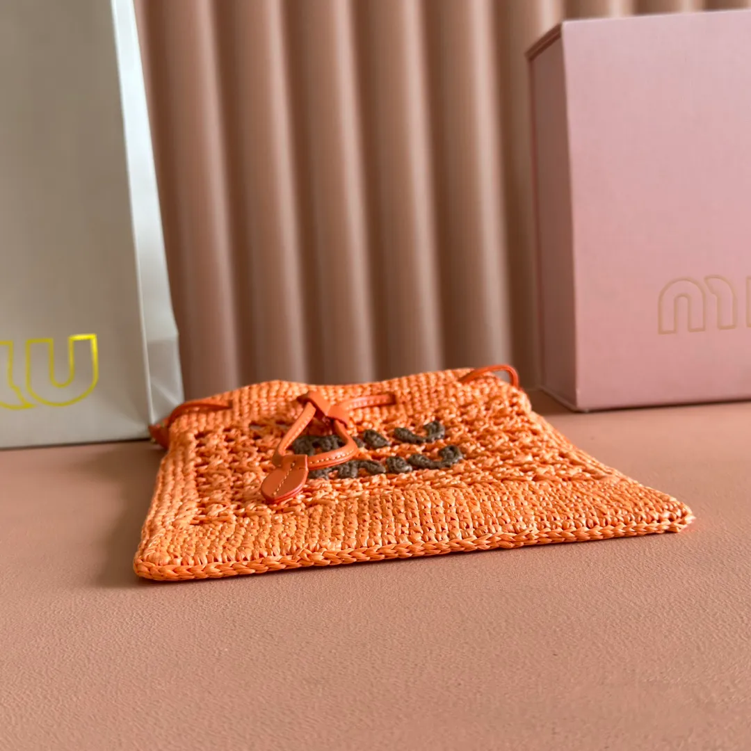 p1120💋💋💋【Full set of packaging at the counter】5ND016 new lucky bag woven bag, custom-made raffia imported from Japan, non-common PP grass on the market, the material is the same, the overall bag is small and exquisite, with leather shoulder strap for better practicality, it can be carried in the hand or under the armpit when going out in summer, size: 20 X 23 cm