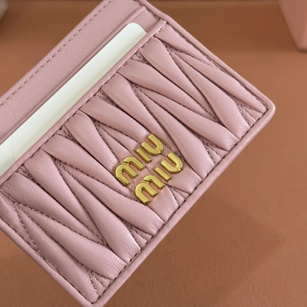 p420. 💋💋💋【Configured with full set of counter packaging】🔥 The latest version of MM cket wallet new card holder, 💗💗 5MV976 light pink The latest series of card holders in the counter, small and exquisite, double-sided card slots, practical and fashionable design 🔥 Made of top imported lambskin 🎉
