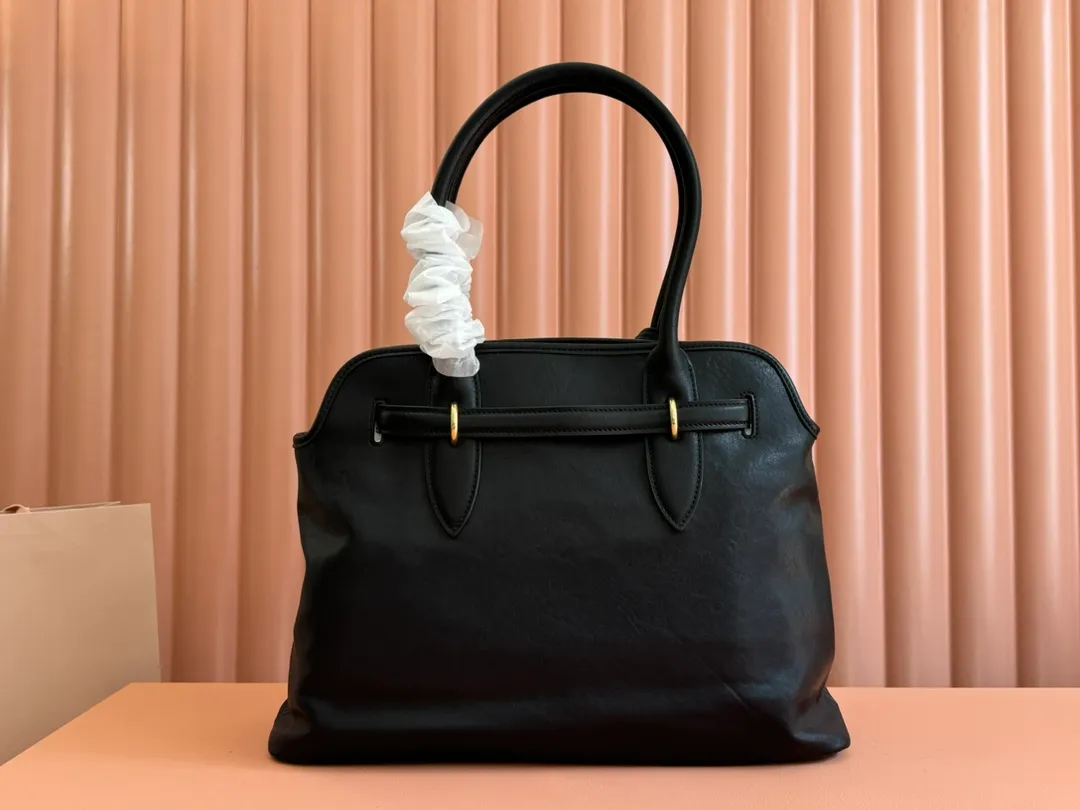 p2300💋💋💋Original leather Miu women's Nappa sheepskin handbag, inspired by the archive design, the structure has been adjusted to become lighter and rejuvenate with a new personality, creating a classic item with timeless charm. Decorated with an embossed monogram logo for an added signature touch 👝 Comes with handles for use as a tote or shoulder bag! Removable charm, antiqued gold-tone hardware, embossed lettering logo on front, lined interior, zip pocket and patch pocket! Size: 31✖️40✖️13cm Style number: 5BG291