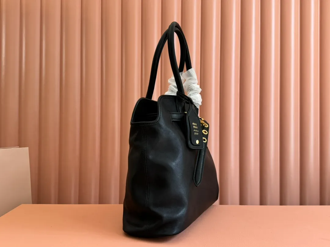 p2300💋💋💋Original leather Miu women's Nappa sheepskin handbag, inspired by the archive design, the structure has been adjusted to become lighter and rejuvenate with a new personality, creating a classic item with timeless charm. Decorated with an embossed monogram logo for an added signature touch 👝 Comes with handles for use as a tote or shoulder bag! Removable charm, antiqued gold-tone hardware, embossed lettering logo on front, lined interior, zip pocket and patch pocket! Size: 31✖️40✖️13cm Style number: 5BG291