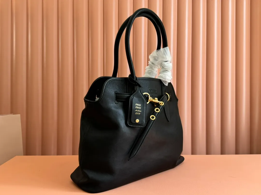 p2300💋💋💋Original leather Miu women's Nappa sheepskin handbag, inspired by the archive design, the structure has been adjusted to become lighter and rejuvenate with a new personality, creating a classic item with timeless charm. Decorated with an embossed monogram logo for an added signature touch 👝 Comes with handles for use as a tote or shoulder bag! Removable charm, antiqued gold-tone hardware, embossed lettering logo on front, lined interior, zip pocket and patch pocket! Size: 31✖️40✖️13cm Style number: 5BG291
