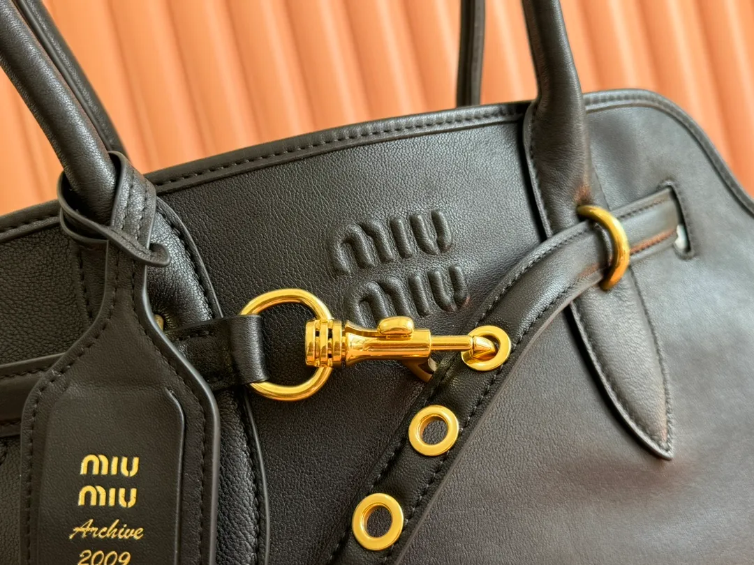 p2300💋💋💋Original leather Miu women's Nappa sheepskin handbag, inspired by the archive design, the structure has been adjusted to become lighter and rejuvenate with a new personality, creating a classic item with timeless charm. Decorated with an embossed monogram logo for an added signature touch 👝 Comes with handles for use as a tote or shoulder bag! Removable charm, antiqued gold-tone hardware, embossed lettering logo on front, lined interior, zip pocket and patch pocket! Size: 31✖️40✖️13cm Style number: 5BG291