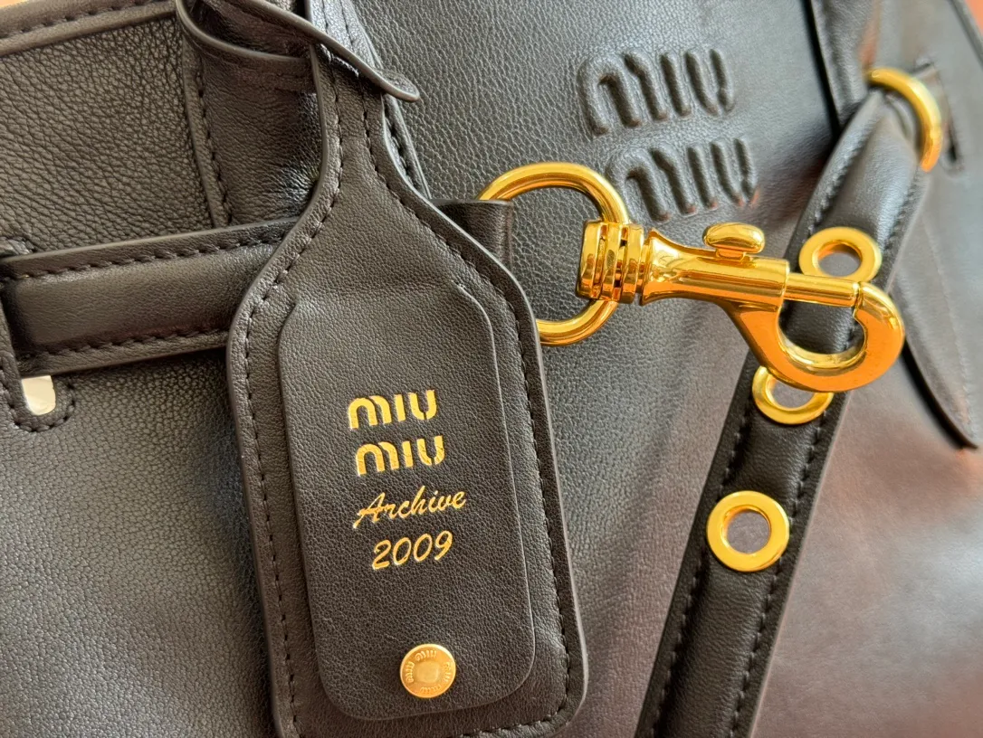 p2300💋💋💋Original leather Miu women's Nappa sheepskin handbag, inspired by the archive design, the structure has been adjusted to become lighter and rejuvenate with a new personality, creating a classic item with timeless charm. Decorated with an embossed monogram logo for an added signature touch 👝 Comes with handles for use as a tote or shoulder bag! Removable charm, antiqued gold-tone hardware, embossed lettering logo on front, lined interior, zip pocket and patch pocket! Size: 31✖️40✖️13cm Style number: 5BG291