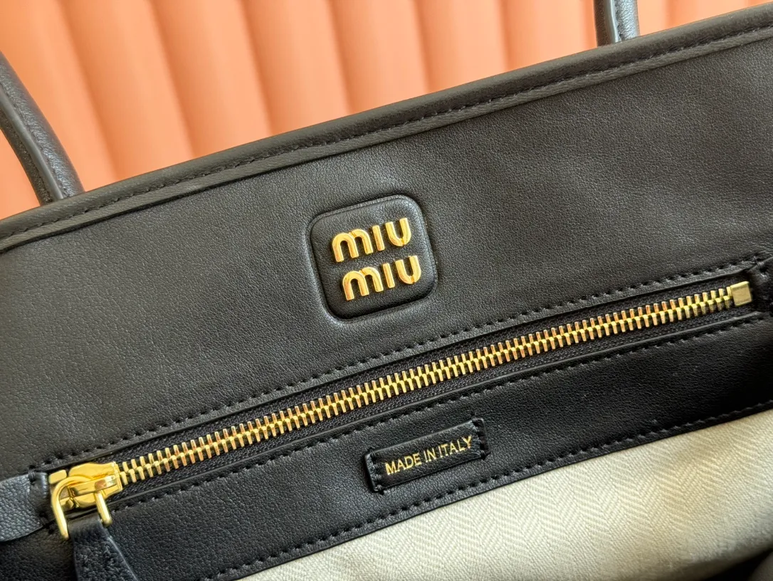 p2300💋💋💋Original leather Miu women's Nappa sheepskin handbag, inspired by the archive design, the structure has been adjusted to become lighter and rejuvenate with a new personality, creating a classic item with timeless charm. Decorated with an embossed monogram logo for an added signature touch 👝 Comes with handles for use as a tote or shoulder bag! Removable charm, antiqued gold-tone hardware, embossed lettering logo on front, lined interior, zip pocket and patch pocket! Size: 31✖️40✖️13cm Style number: 5BG291