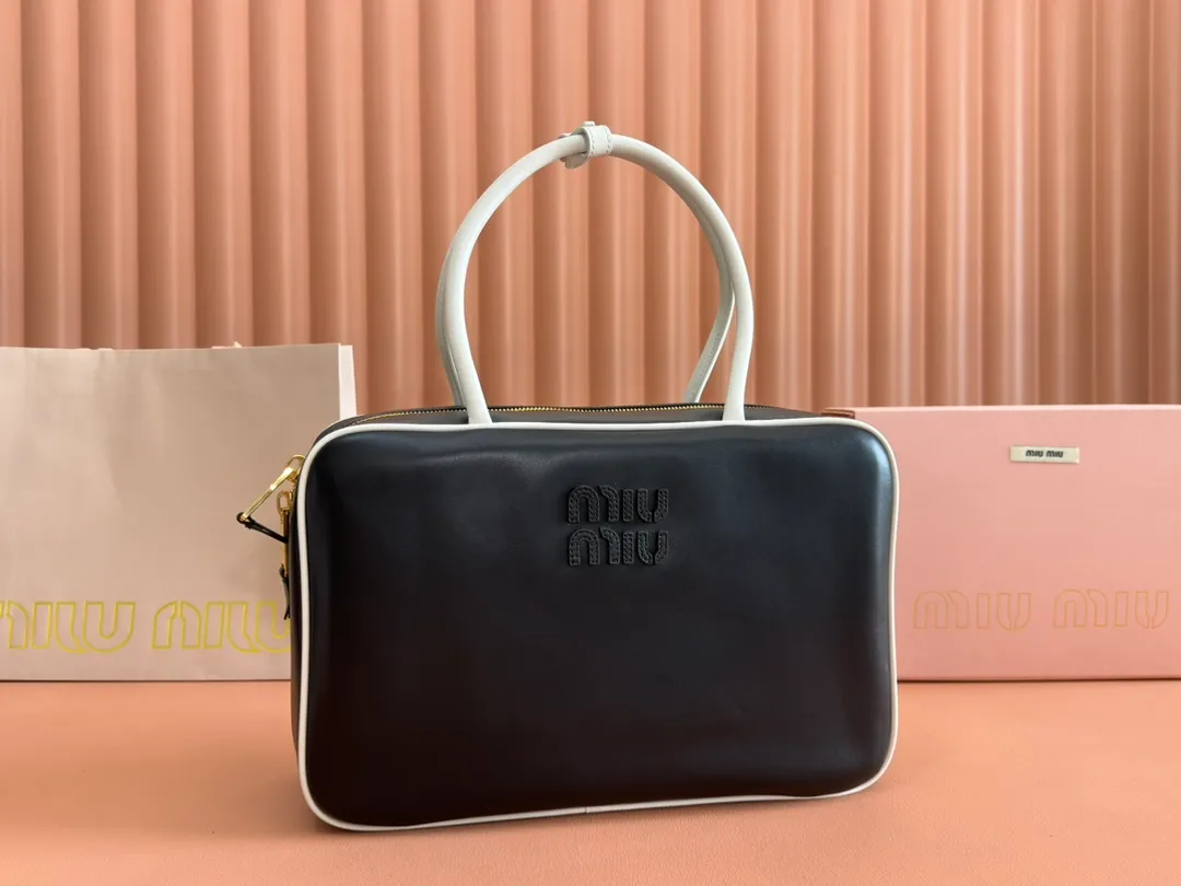 p1740💋💋💋 Equipped with a full set of packaging at the counter [Premium hardware original leather] Beau cow leather color-blocked handbag/shoulder bag ~ black with white [new version briefcase] This Beau handbag is made of soft and smooth cow leather, with gold-plated hardware and other exquisite details that are particularly outstanding, and the embossed letter logo highlights the classic style. Size: W34×H23×D10cm No.: _5BB117