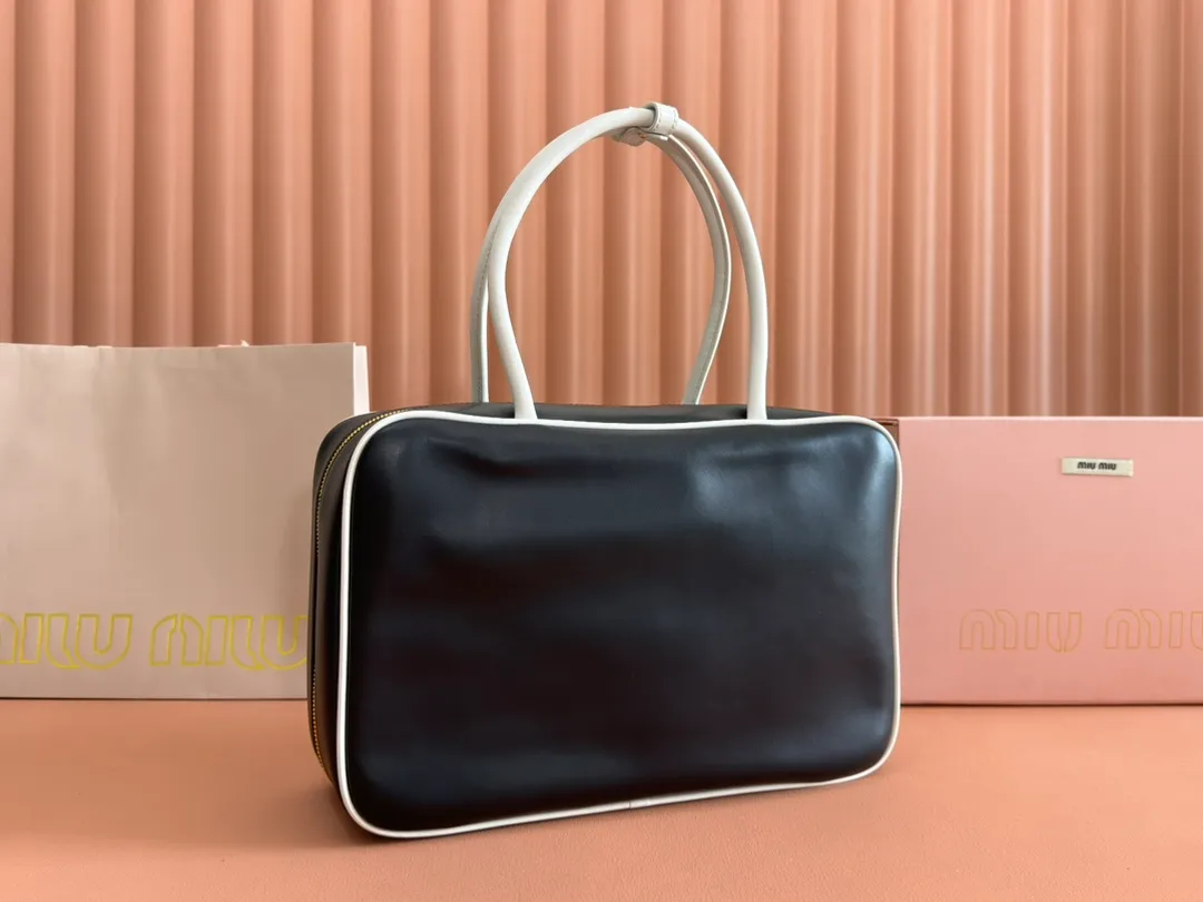 p1740💋💋💋 Equipped with a full set of packaging at the counter [Premium hardware original leather] Beau cow leather color-blocked handbag/shoulder bag ~ black with white [new version briefcase] This Beau handbag is made of soft and smooth cow leather, with gold-plated hardware and other exquisite details that are particularly outstanding, and the embossed letter logo highlights the classic style. Size: W34×H23×D10cm No.: _5BB117