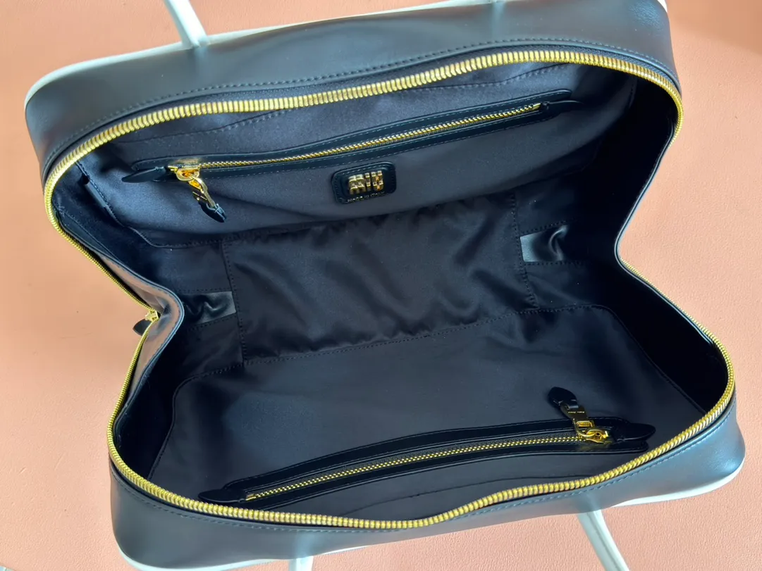 p1740💋💋💋 Equipped with a full set of packaging at the counter [Premium hardware original leather] Beau cow leather color-blocked handbag/shoulder bag ~ black with white [new version briefcase] This Beau handbag is made of soft and smooth cow leather, with gold-plated hardware and other exquisite details that are particularly outstanding, and the embossed letter logo highlights the classic style. Size: W34×H23×D10cm No.: _5BB117