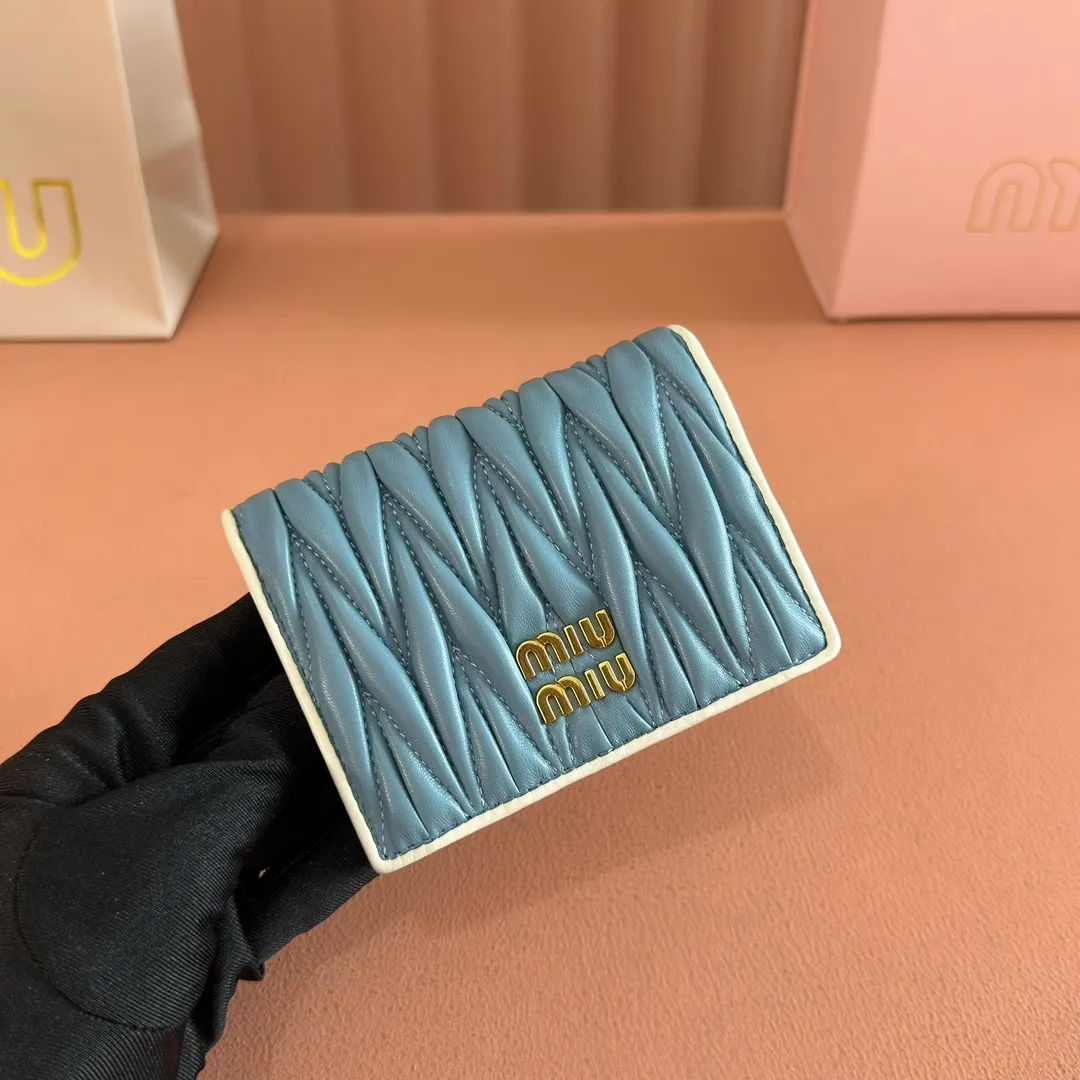 p460. 💋💋💋【Full set of packaging at the counter】🔥 MM latest version pocket wallet💗pocket wallet💗New small wallet at the counter🔥Model: 5MV204 gray blue with white🆕🆕💃💃It is made of imported top-grade sheepskin inside and outside🐮💞Hundred-yuan bills, bank cards, coins, and change can all be collected in it💅💅Size: 11.5 X8 cm.