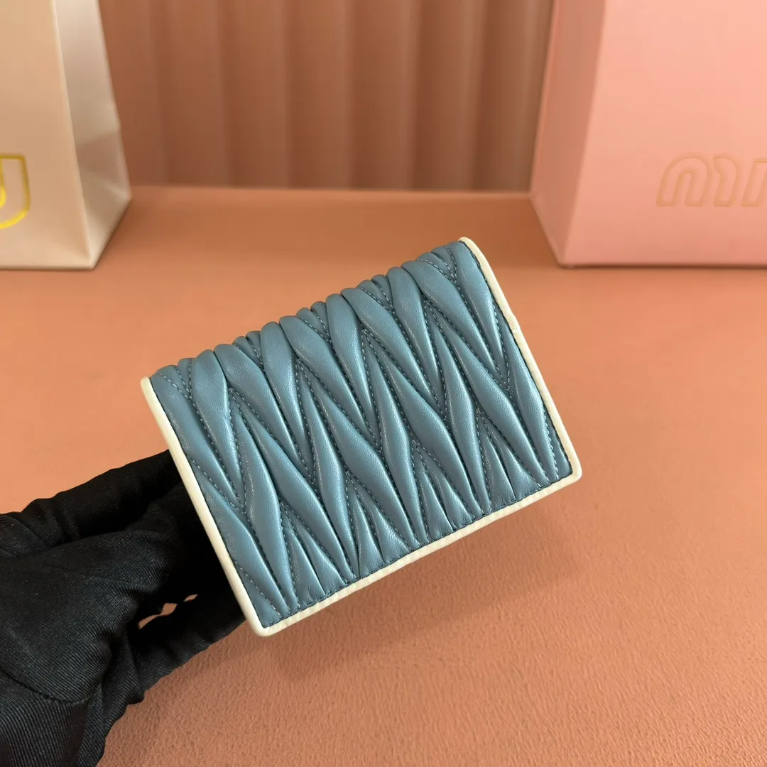 p460. 💋💋💋【Full set of packaging at the counter】🔥 MM latest version pocket wallet💗pocket wallet💗New small wallet at the counter🔥Model: 5MV204 gray blue with white🆕🆕💃💃It is made of imported top-grade sheepskin inside and outside🐮💞Hundred-yuan bills, bank cards, coins, and change can all be collected in it💅💅Size: 11.5 X8 cm.
