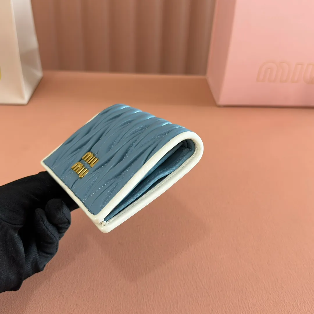 p460. 💋💋💋【Full set of packaging at the counter】🔥 MM latest version pocket wallet💗pocket wallet💗New small wallet at the counter🔥Model: 5MV204 gray blue with white🆕🆕💃💃It is made of imported top-grade sheepskin inside and outside🐮💞Hundred-yuan bills, bank cards, coins, and change can all be collected in it💅💅Size: 11.5 X8 cm.