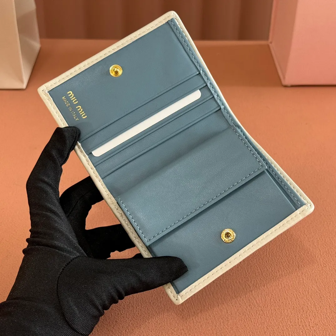 p460. 💋💋💋【Full set of packaging at the counter】🔥 MM latest version pocket wallet💗pocket wallet💗New small wallet at the counter🔥Model: 5MV204 gray blue with white🆕🆕💃💃It is made of imported top-grade sheepskin inside and outside🐮💞Hundred-yuan bills, bank cards, coins, and change can all be collected in it💅💅Size: 11.5 X8 cm.