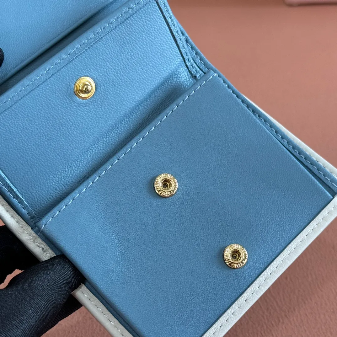 p460. 💋💋💋【Full set of packaging at the counter】🔥 MM latest version pocket wallet💗pocket wallet💗New small wallet at the counter🔥Model: 5MV204 gray blue with white🆕🆕💃💃It is made of imported top-grade sheepskin inside and outside🐮💞Hundred-yuan bills, bank cards, coins, and change can all be collected in it💅💅Size: 11.5 X8 cm.