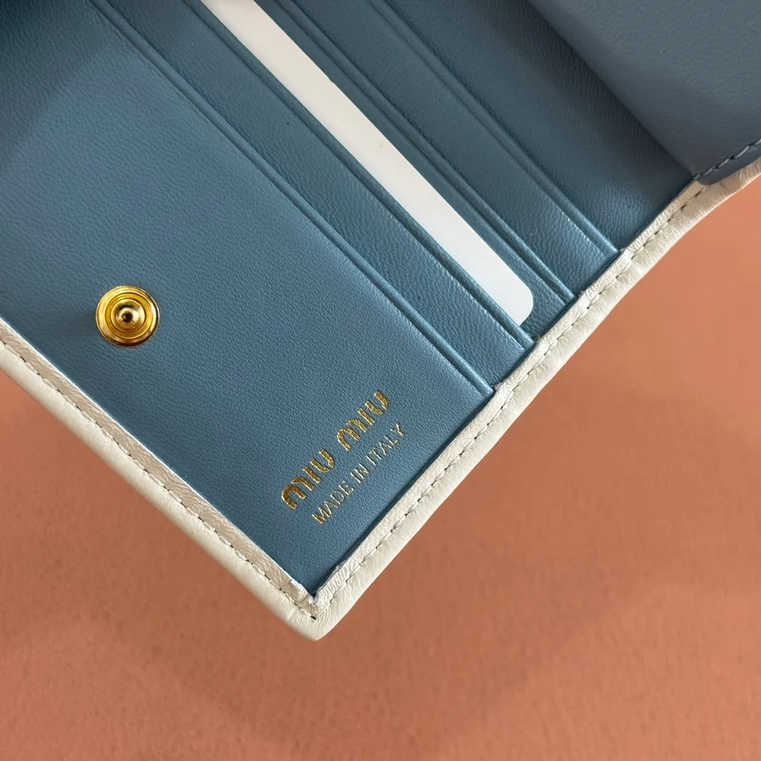 p460. 💋💋💋【Full set of packaging at the counter】🔥 MM latest version pocket wallet💗pocket wallet💗New small wallet at the counter🔥Model: 5MV204 gray blue with white🆕🆕💃💃It is made of imported top-grade sheepskin inside and outside🐮💞Hundred-yuan bills, bank cards, coins, and change can all be collected in it💅💅Size: 11.5 X8 cm.