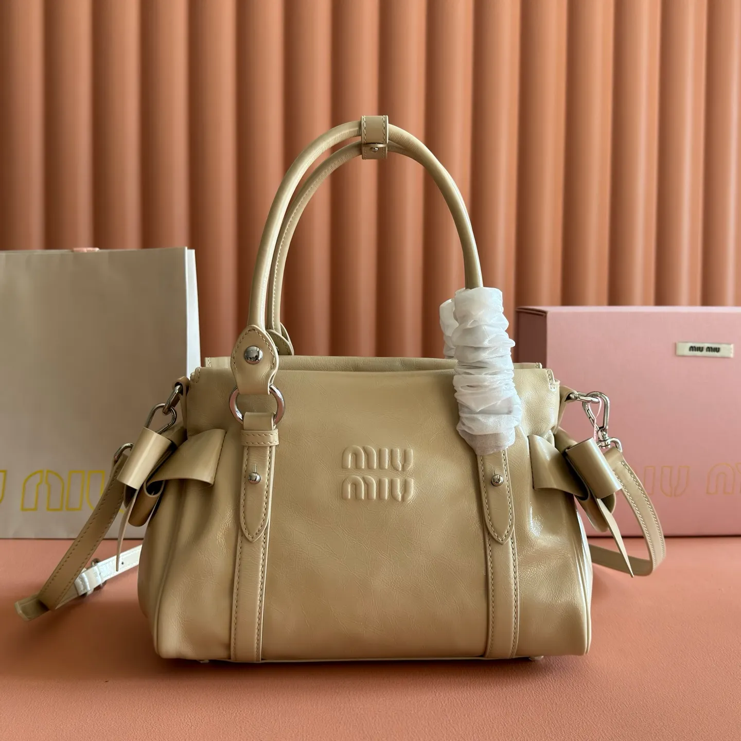 P1860💋💋💋【Original leather configuration counter complete package】 5BA327 Miu Miu 26SS RIBBON early spring handbag classic. When I see it, I think of the classic of the first generation of miu. When a pair of wings decide to perch on the shoulders of history and the present at the same time, the real classic will always grow at both ends of time. The ancient silver buckle locks the unfaded gilt dream. Hard shell motorcycle bag + bow tie These two incompatible people collided together, but there was no sense of disharmony. They were a bit motorcycle and a bit cute. They were both sweet and sassy at the same time. They were very light in weight. Made of shiny cow leather. Size: 28*15*22cm.