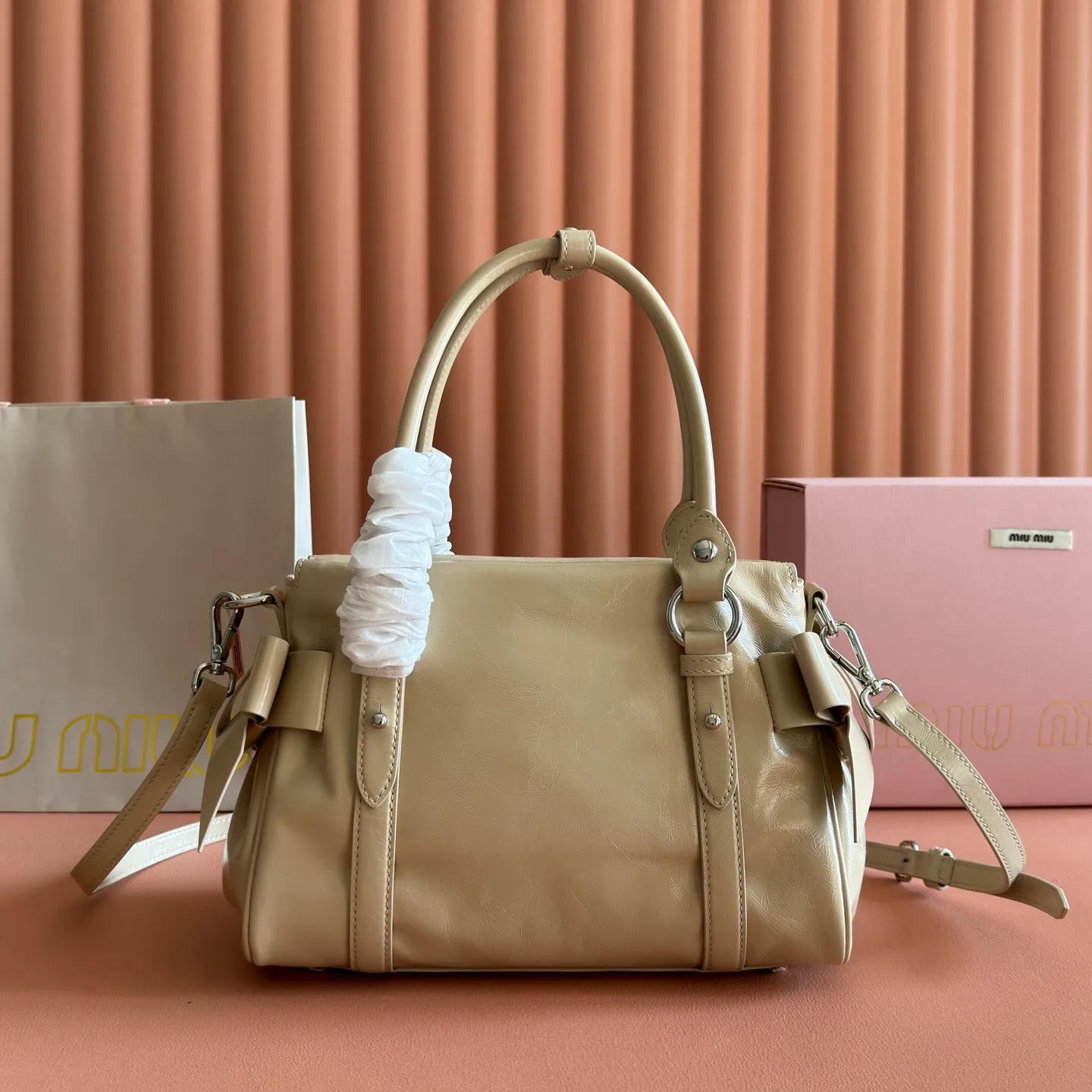 P1860💋💋💋【Original leather configuration counter complete package】 5BA327 Miu Miu 26SS RIBBON early spring handbag classic. When I see it, I think of the classic of the first generation of miu. When a pair of wings decide to perch on the shoulders of history and the present at the same time, the real classic will always grow at both ends of time. The ancient silver buckle locks the unfaded gilt dream. Hard shell motorcycle bag + bow tie These two incompatible people collided together, but there was no sense of disharmony. They were a bit motorcycle and a bit cute. They were both sweet and sassy at the same time. They were very light in weight. Made of shiny cow leather. Size: 28*15*22cm.