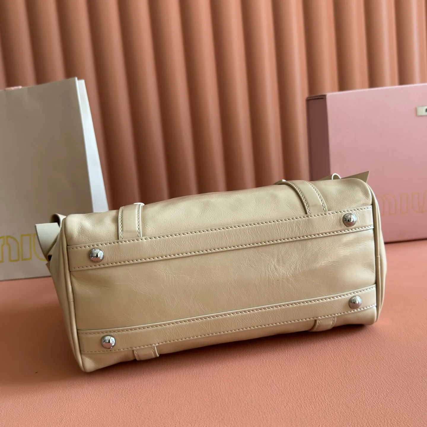 P1860💋💋💋【Original leather configuration counter complete package】 5BA327 Miu Miu 26SS RIBBON early spring handbag classic. When I see it, I think of the classic of the first generation of miu. When a pair of wings decide to perch on the shoulders of history and the present at the same time, the real classic will always grow at both ends of time. The ancient silver buckle locks the unfaded gilt dream. Hard shell motorcycle bag + bow tie These two incompatible people collided together, but there was no sense of disharmony. They were a bit motorcycle and a bit cute. They were both sweet and sassy at the same time. They were very light in weight. Made of shiny cow leather. Size: 28*15*22cm.