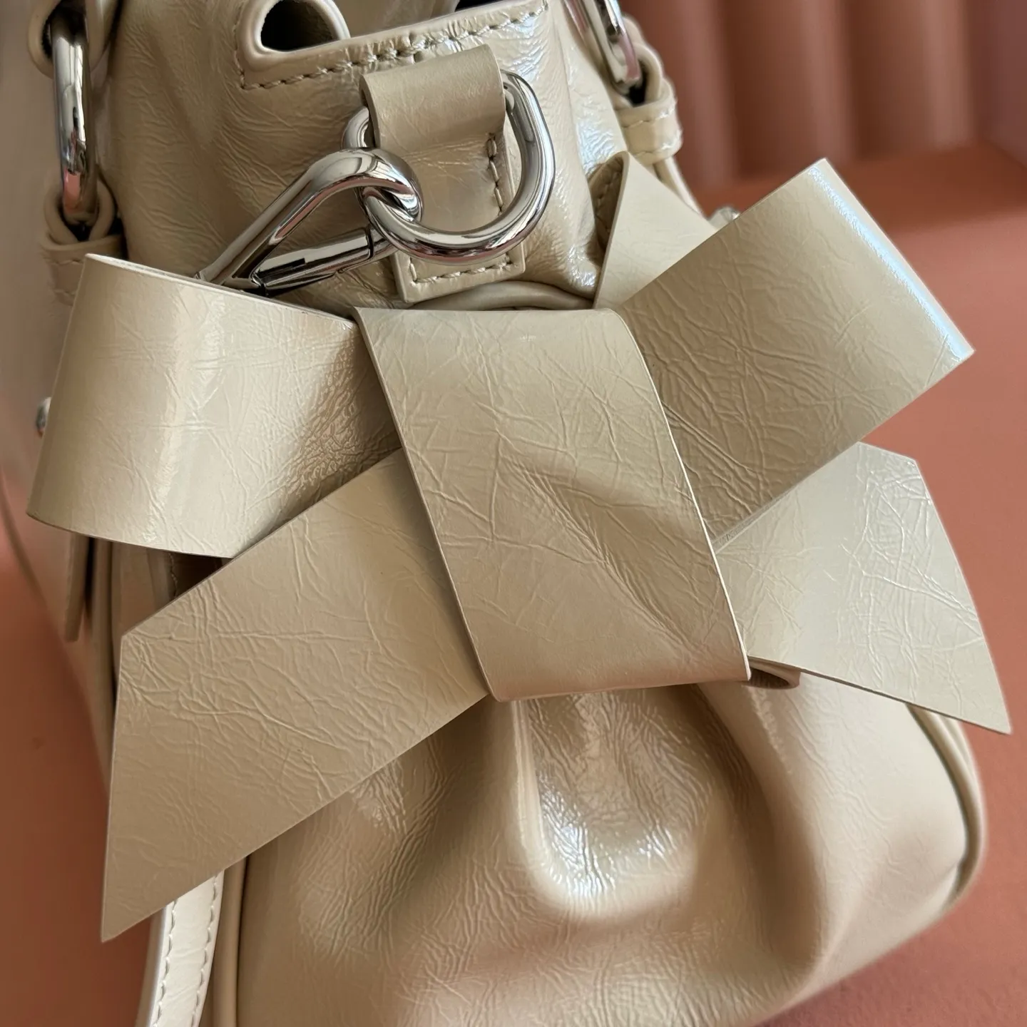 P1860💋💋💋【Original leather configuration counter complete package】 5BA327 Miu Miu 26SS RIBBON early spring handbag classic. When I see it, I think of the classic of the first generation of miu. When a pair of wings decide to perch on the shoulders of history and the present at the same time, the real classic will always grow at both ends of time. The ancient silver buckle locks the unfaded gilt dream. Hard shell motorcycle bag + bow tie These two incompatible people collided together, but there was no sense of disharmony. They were a bit motorcycle and a bit cute. They were both sweet and sassy at the same time. They were very light in weight. Made of shiny cow leather. Size: 28*15*22cm.